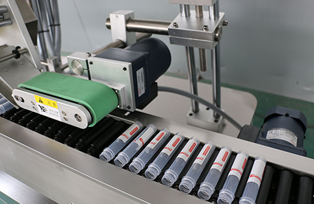 臥式小瓶貼標機