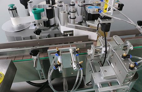 飲料定點定位貼標機