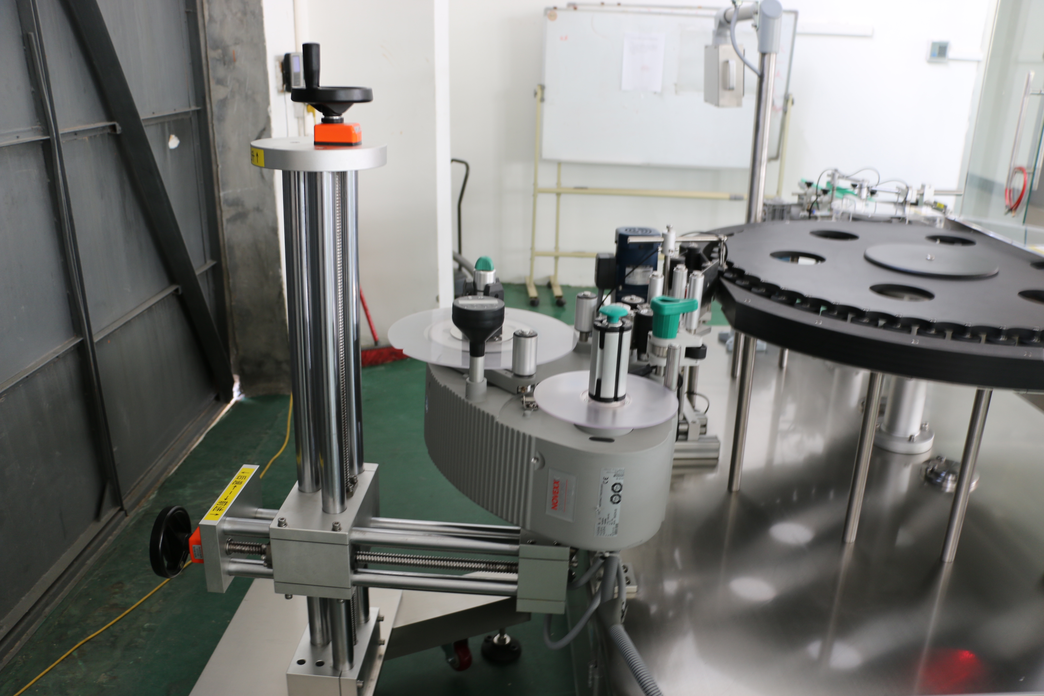 高速回轉圓瓶不干膠貼標機